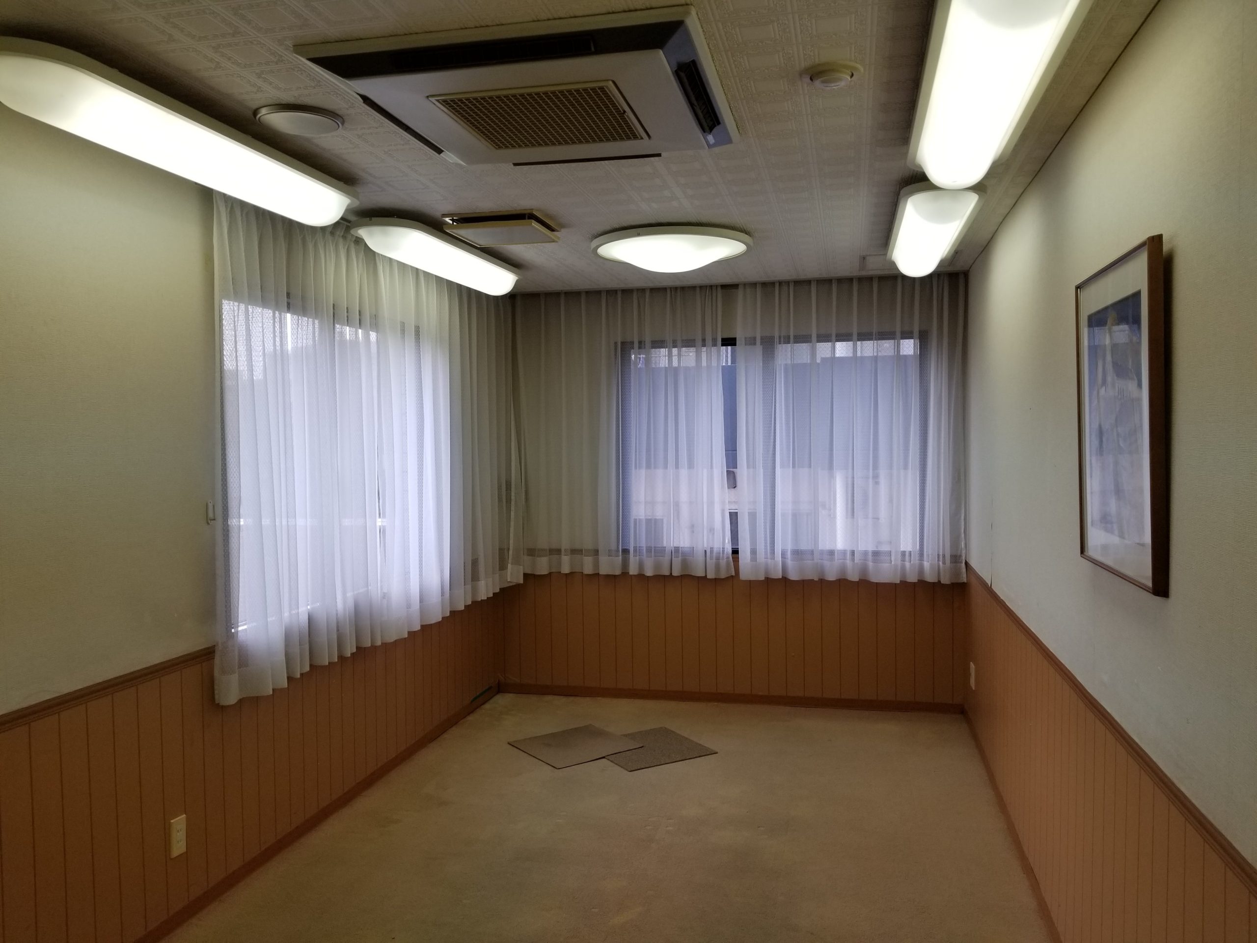 長崎市でホテルの会議室の壁紙と床の張替えリフォーム 長崎壁紙 クロス 張替え職人 壁紙クロス張替はお任せ下さい