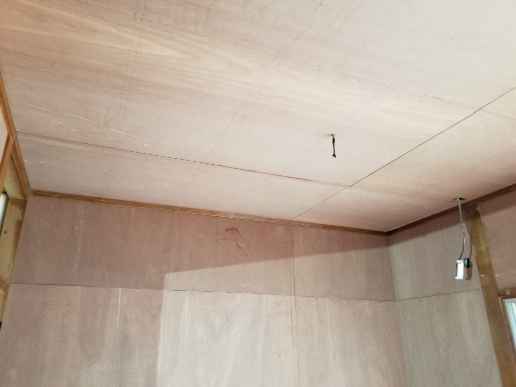 和室の天井と壁のベニヤ板の施工中