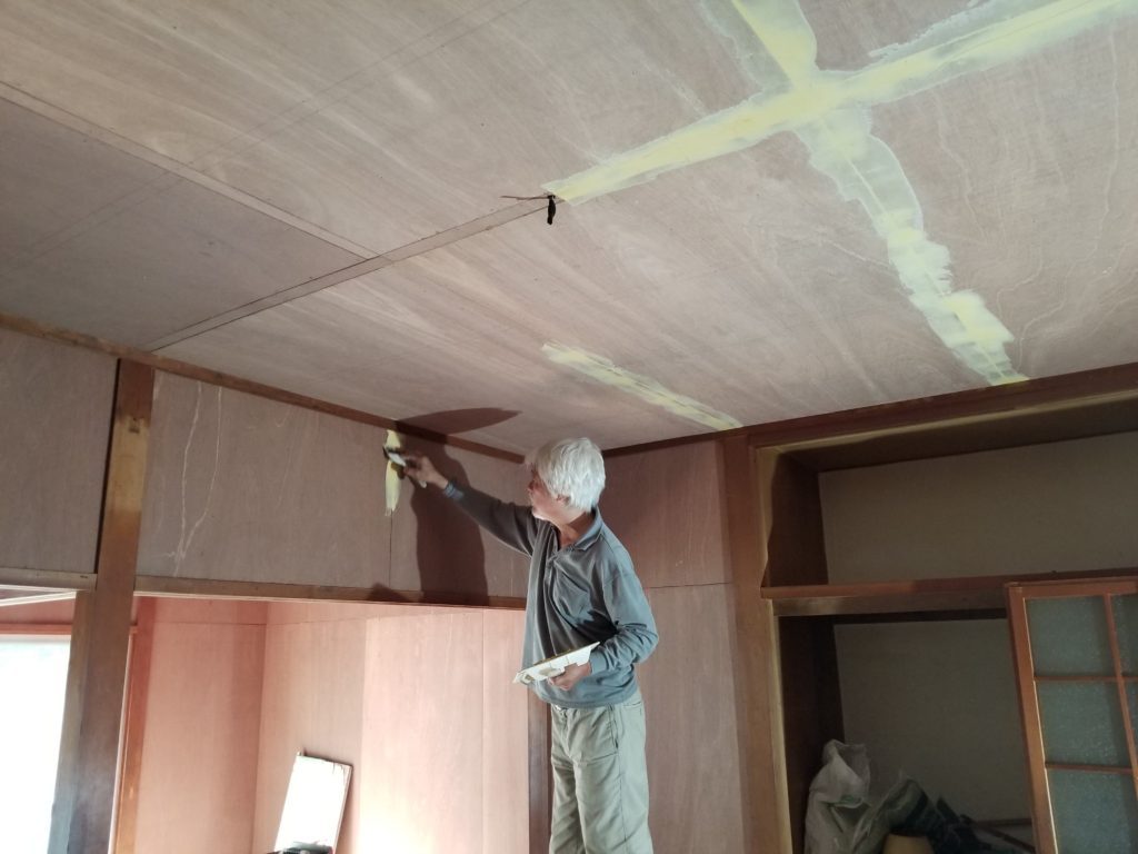 和室の壁と天井のパテ作業の施工中