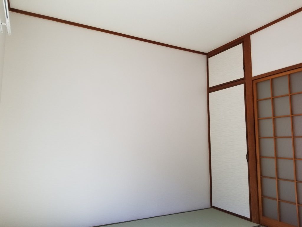 和室の壁と天井を壁紙に変えるリフォームの施工後