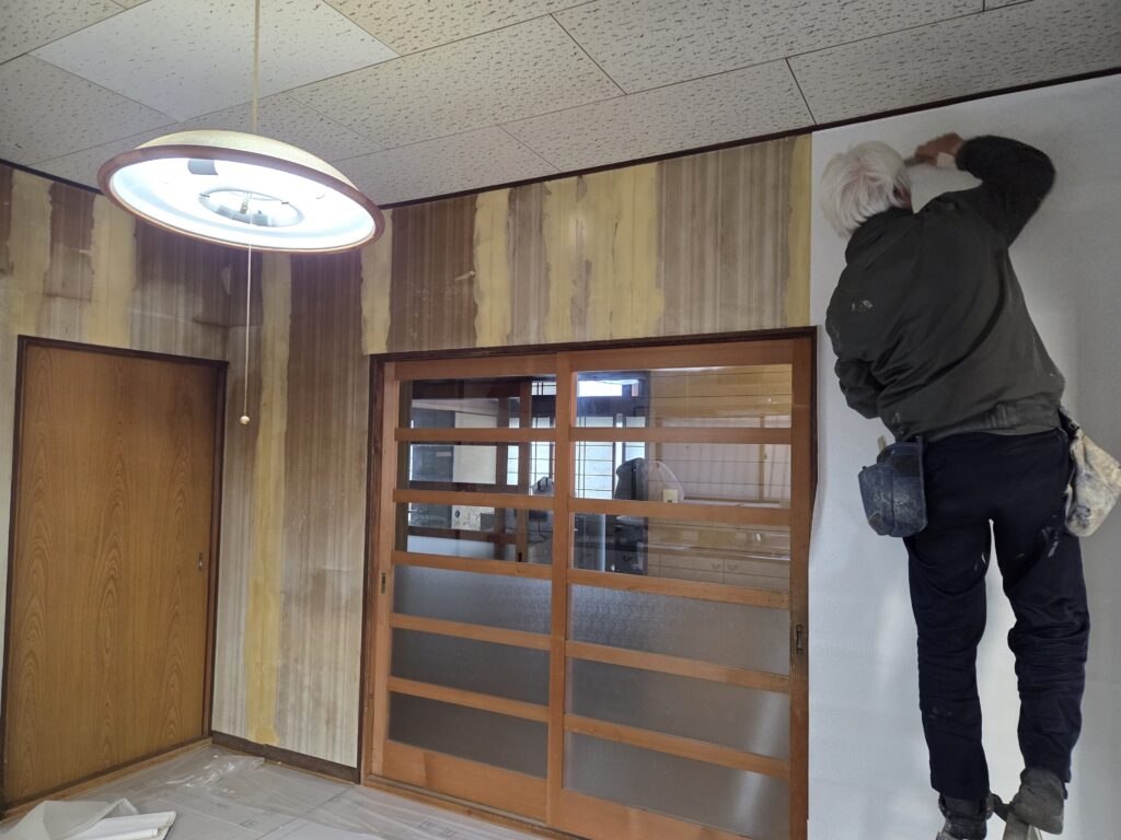 ダイニングの壁紙張替え施工中