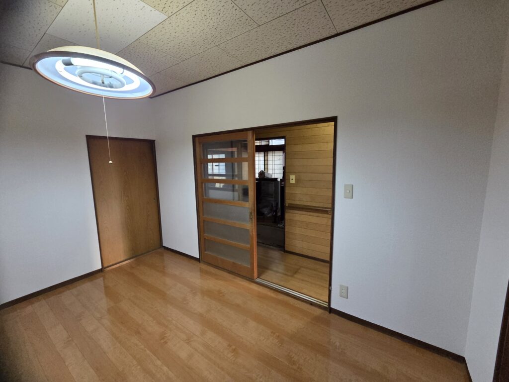 ダイニングの壁紙張替え施工後