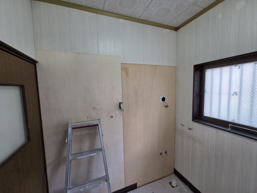 ベニヤ板の施工中